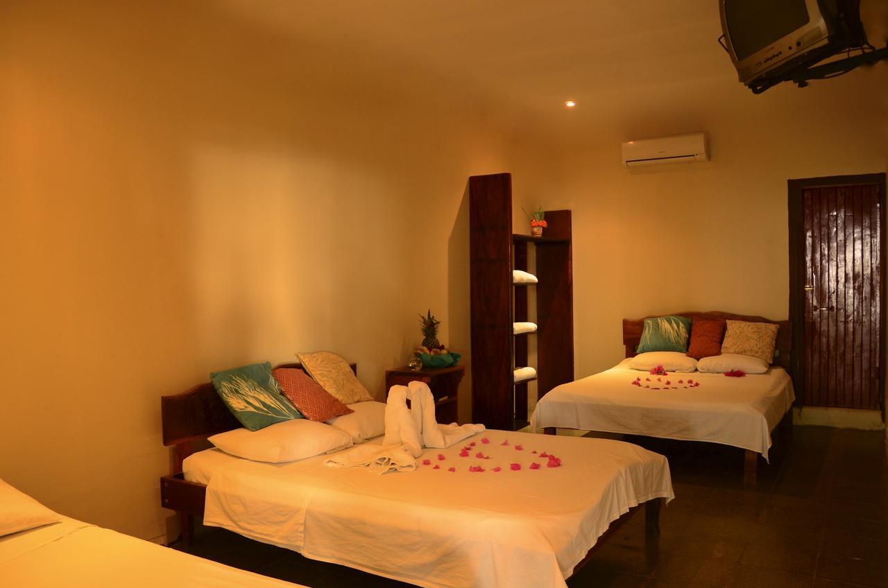 Claudio & Gloria Beach Front Rooms Playas del Coco Esterno foto